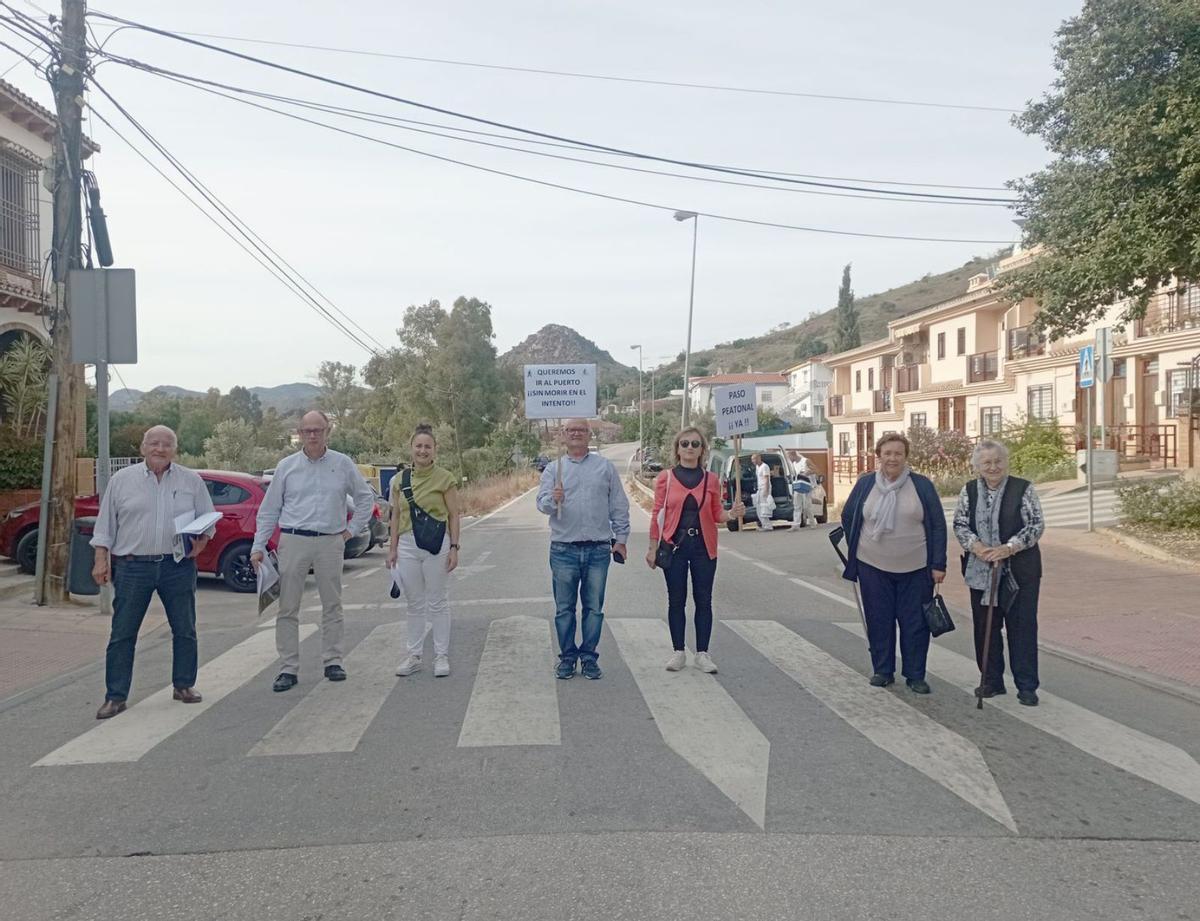 Vecinos y dirigentes vecinales, el año pasado, reclamando el paso peatonal al Puerto de la Torre.
