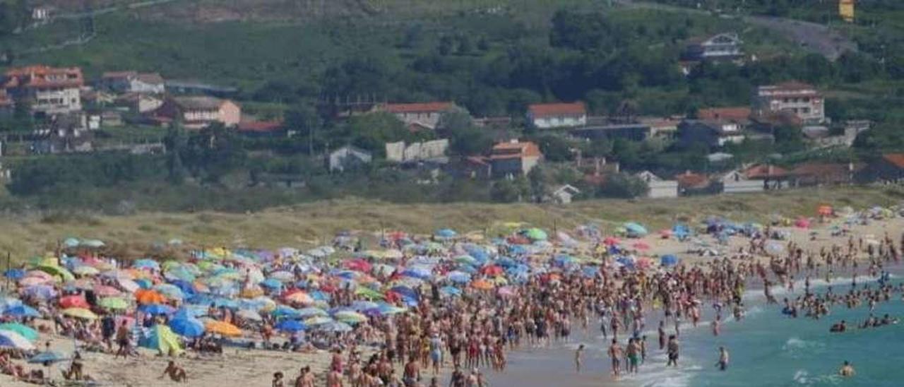 La playa de A Lanzada, atestada de bañistas, este verano. // Muñiz