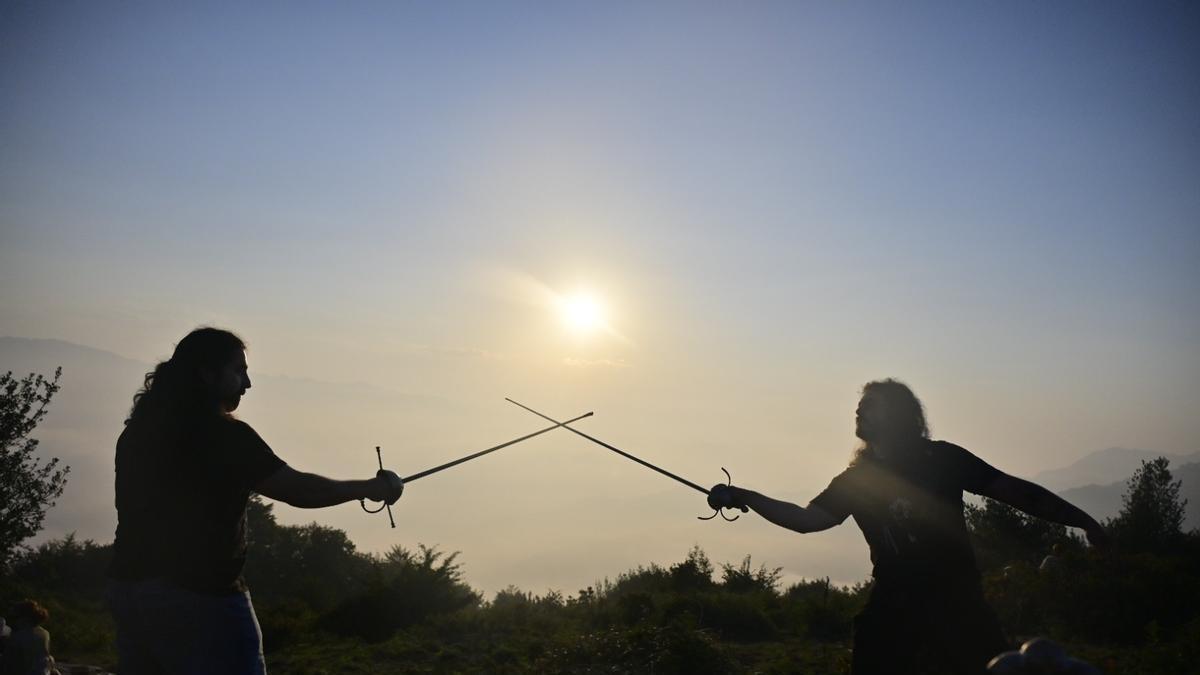 Duelo al sol, ayer, entre dos espadachines en el prau Llagüezos, en Lena, antes del eclipse.