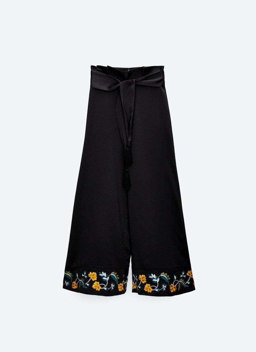 Pantalón fluido con bordado, de Uterqüe (99 euros)