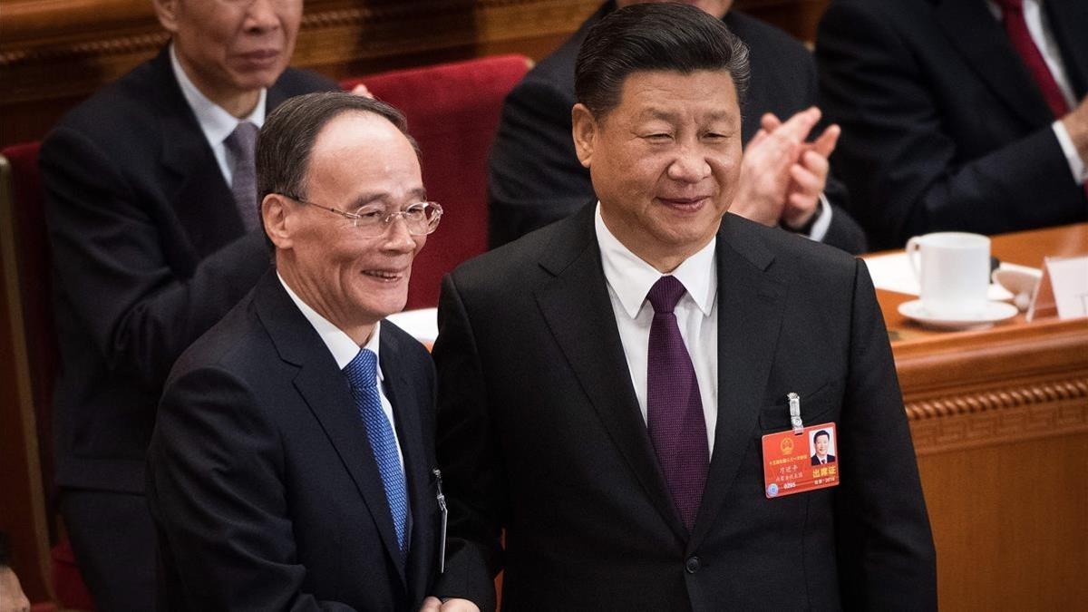 Wang Qishan (izquierda) y el presidente Xi, tras su elección, en Pekín, el 17 de marzo.