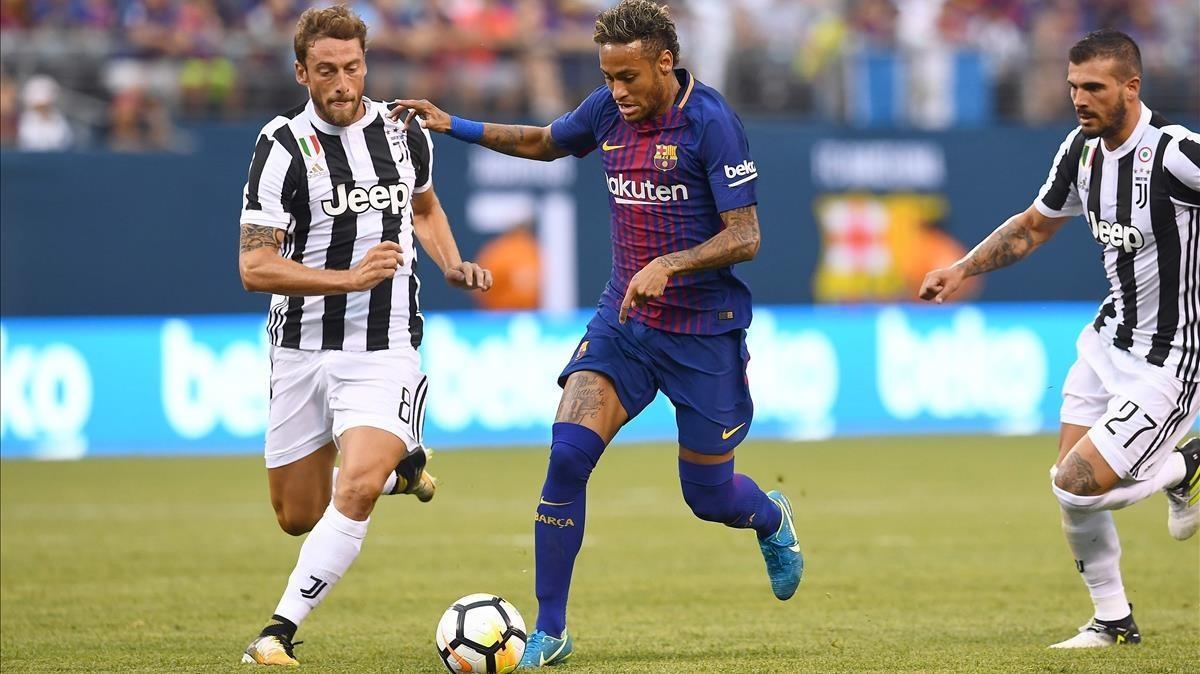 rpaniagua39413023 barcelona s brazilian forward neymar  c  vies for the ball w170723003749