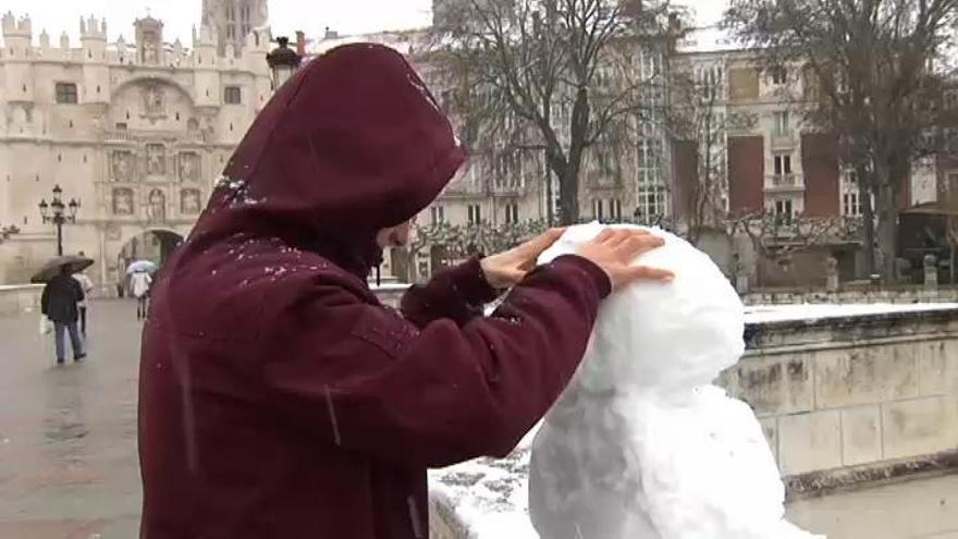 La primera gran nevada del invierno complica la vida de conductores y vecinos