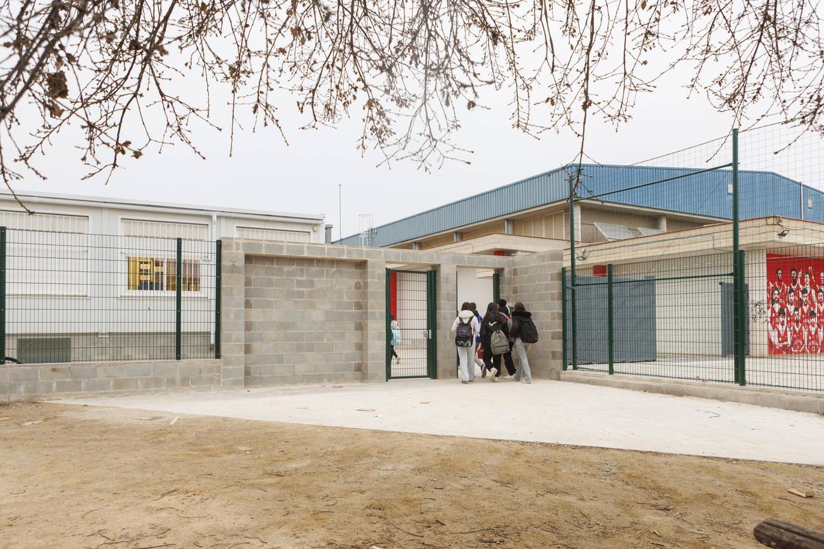 Un grup d’alumnes entrant als nous mòduls de l’Institut de Navàs, que s'han estrenat avui