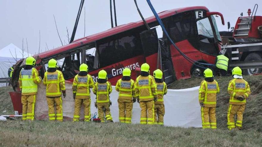 El autocar accidentado en Francia en el que viajaban emigrantes portugueses. // Efe