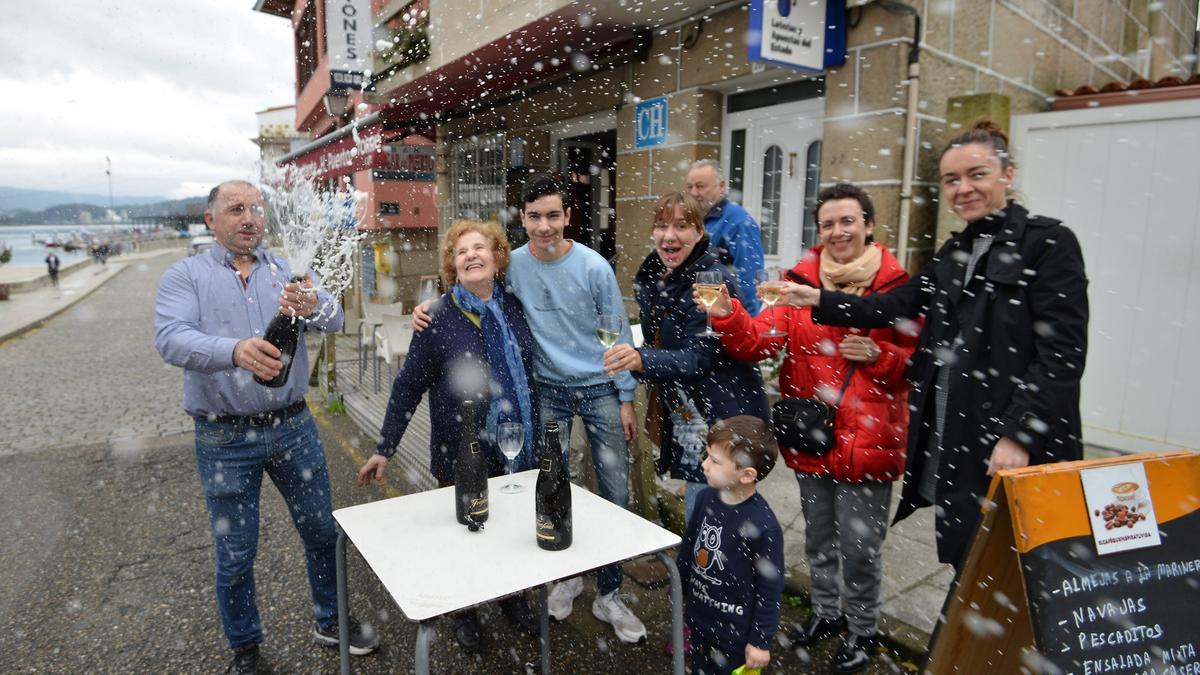 Celebración en un bar de Combarro por la venta de un décimo del Gordo en 2018.