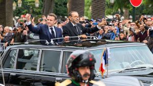 El rey Mohamed VI de Marruecos y el presidente de Francia, Emmanuel Macron, desfilan en Rabat