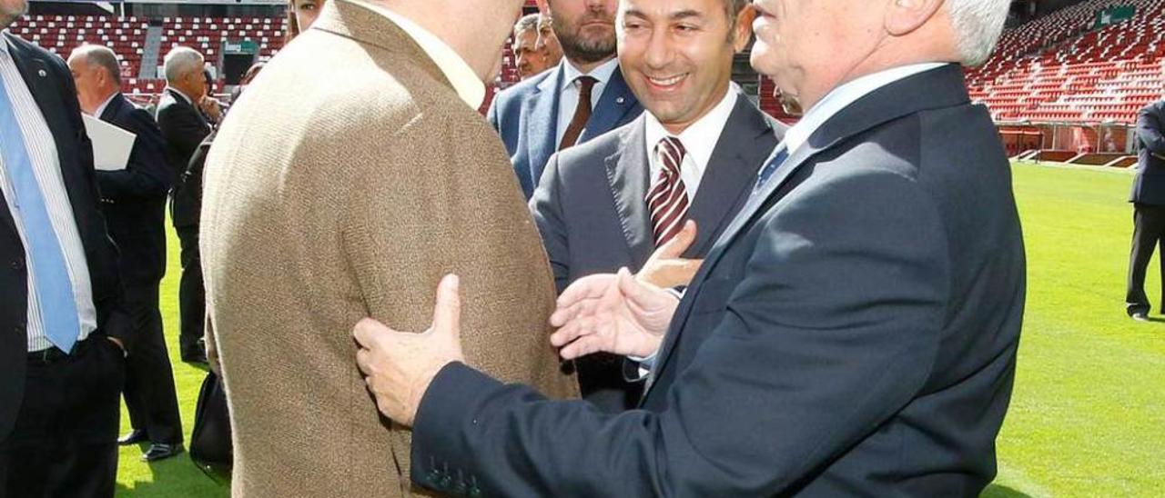 Antonio Veiga y Javier Fernández saludan a Marco Toro, consejero director general de Nissan Iberia.