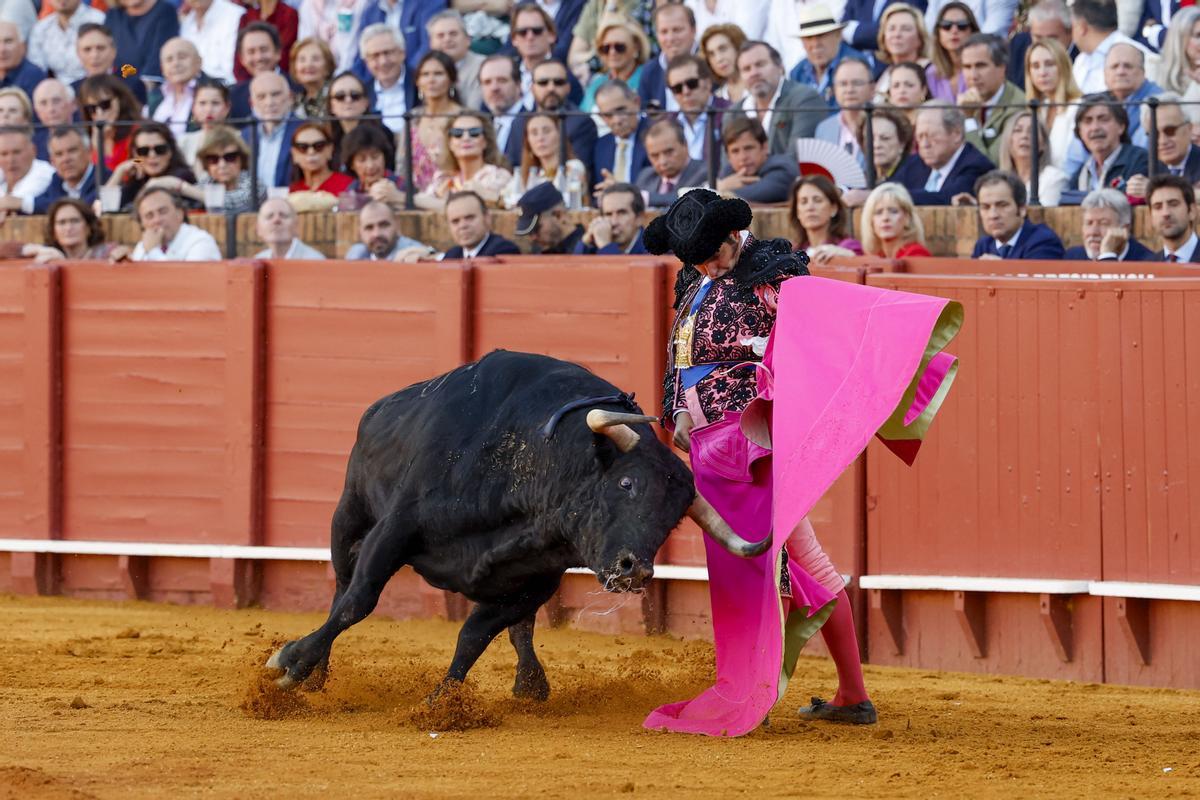 SEVILLA, 11/04/2024.- El diestro Morante de la Puebla lidia su segundo toro de la tarde durante el quinto festejo de la Feria de Abril, este jueves en la plaza de toros de la Real Maestranza de Sevilla, con toros de Juan Pedro Domecq. EFE/ Julio Muñoz