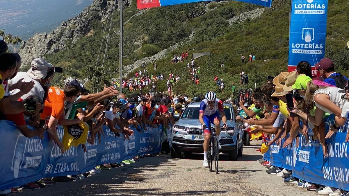 La afición empuja a los ciclistas en una de las míticas rampas de Las Villuercas.