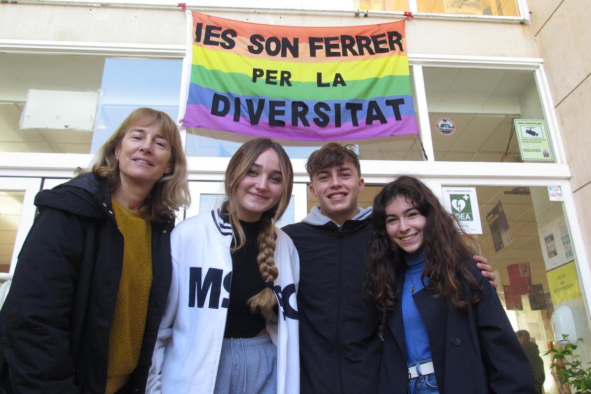 La bióloga Xisca Fornés, profesora e impulsora del programa Comisión de Convivencia, junto a Aina, Ana y Augusto, tres de los mediadores del IES de Son Ferrer (Mallorca).