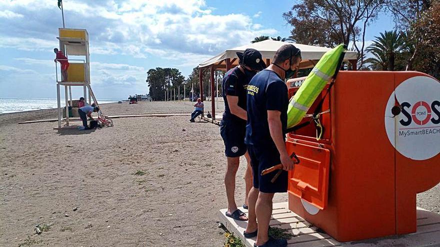 Miembros del dispositivo de seguridad, en una playa.