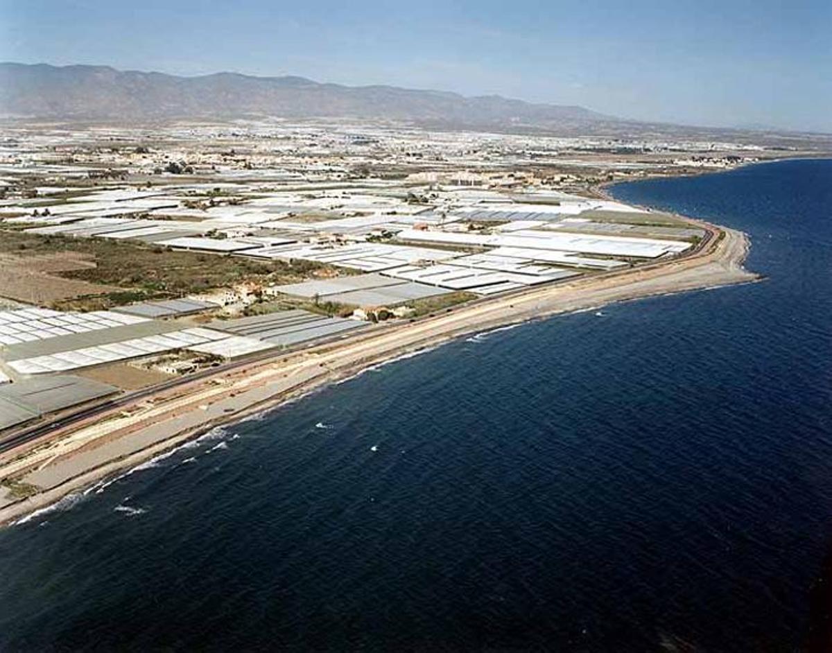 La playa canina más próxima a Almería, El Bobar, cuenta con más de un kilómetro de largo