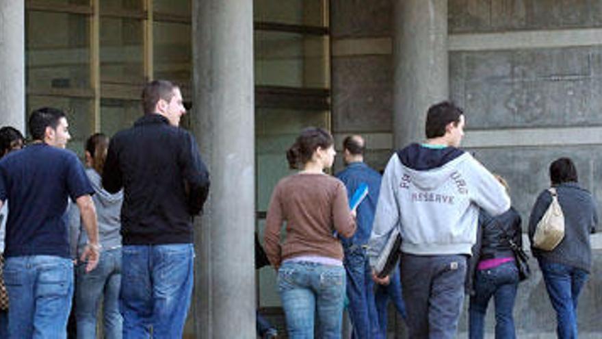 Alumnos entrando en las instalaciones del campus de Mieres.