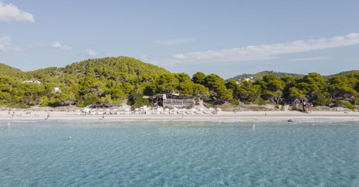 El restaurante está situado en la playa de ses Salines. |  | BESO BEACH