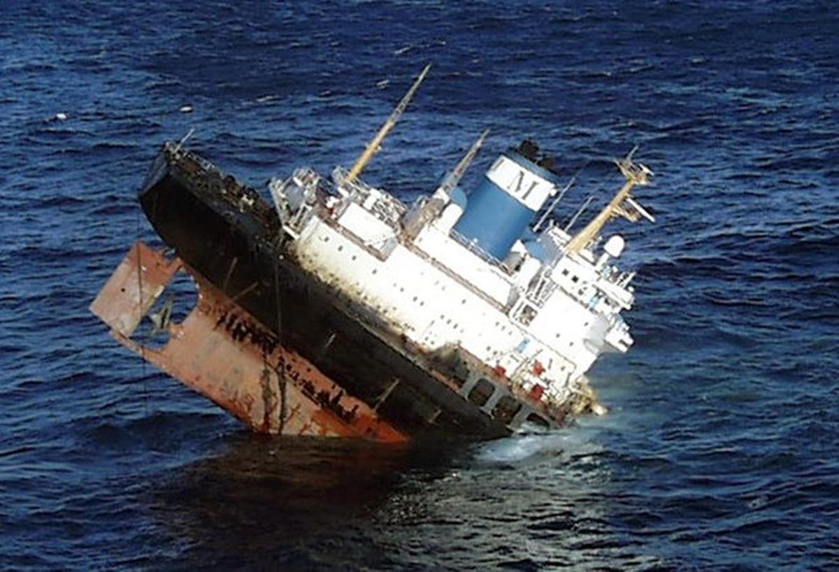 Imatge del ’Prestige’, enfonsant-se davant les costes gallegues, el 19 de novembre del 2002.