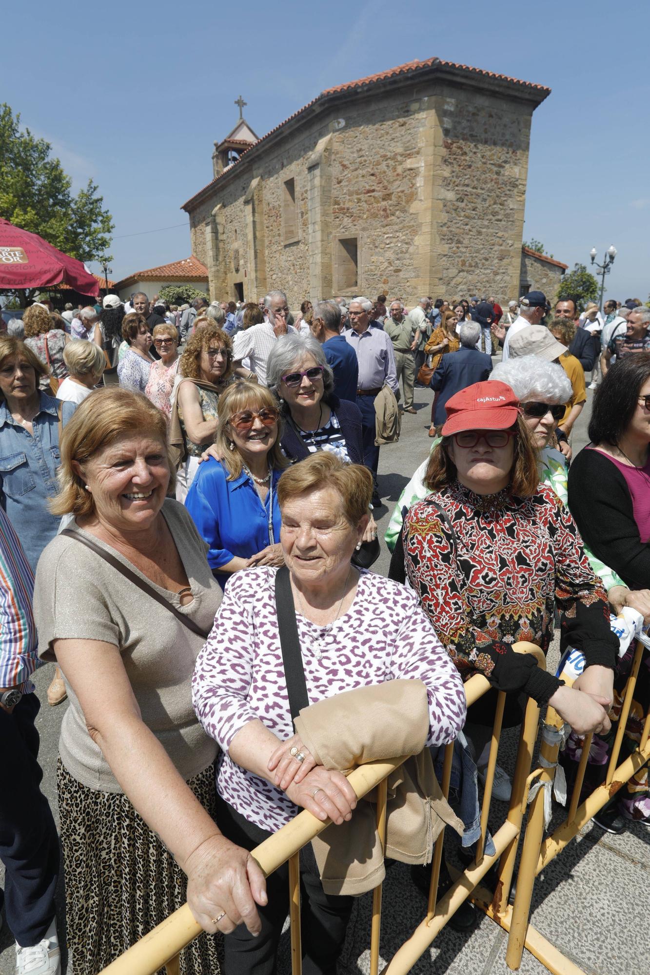 En imágenes: Tradicional rito del beso en la ermita de La Luz de Avilés