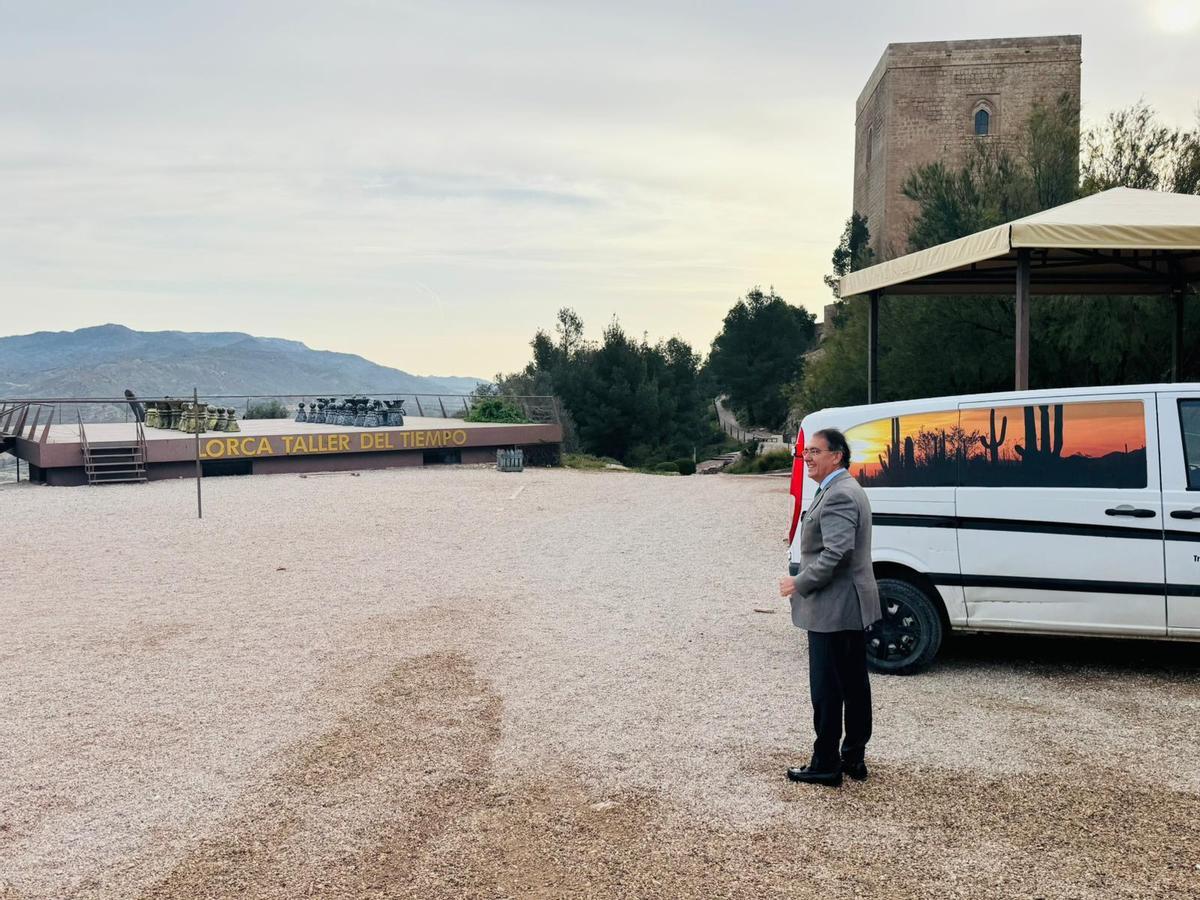 Santiago Parra en la explanada del Castillo de Lorca.