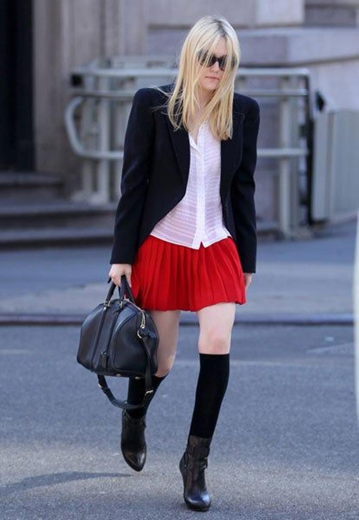 Las celebrities lo tienen claro: la falda de cuero roja es la pieza  infalible para crear un look difícil de olvidar