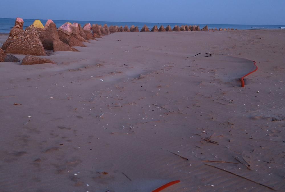 Las pirámides desenterradas por los temporales en la playa de El Perellonet.