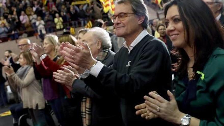 Artur Mas i la dona de Puigdemont, Marcela Topor, aplaudeixen una de les intervencions.