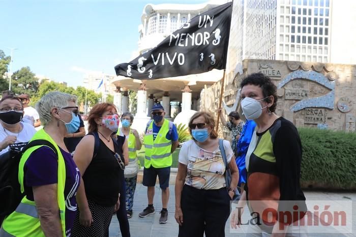 Protesta contra el estado del Mar Menor en la puerta de la Asamblea