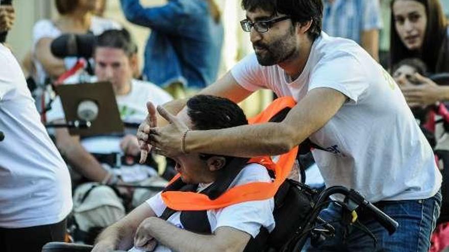 Carrera, en una actividad con los chicos en Plaza de Galicia. // I. Abella