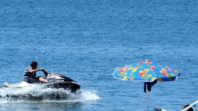Una moto de agua frente a una zona de baño en Arousa. | IÑAKI ABELLA