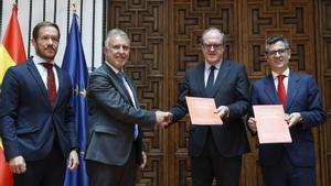 El Defensor del Pueblo, Ángel Gabilondo (2d) recibe el Informe de actuaciones y medidas emprendidas tras la erupción del volcán de Cumbre Vieja en La Palma, de manos del ministro de la Presidencia, Félix Bolaños (d), el presidente del Gobierno de Canarias, Ángel Víctor Torres (2i), y el presidente del Cabildo Insular de La Palma, Mariano Hernández Zapata (i). EFE/ Mariscal