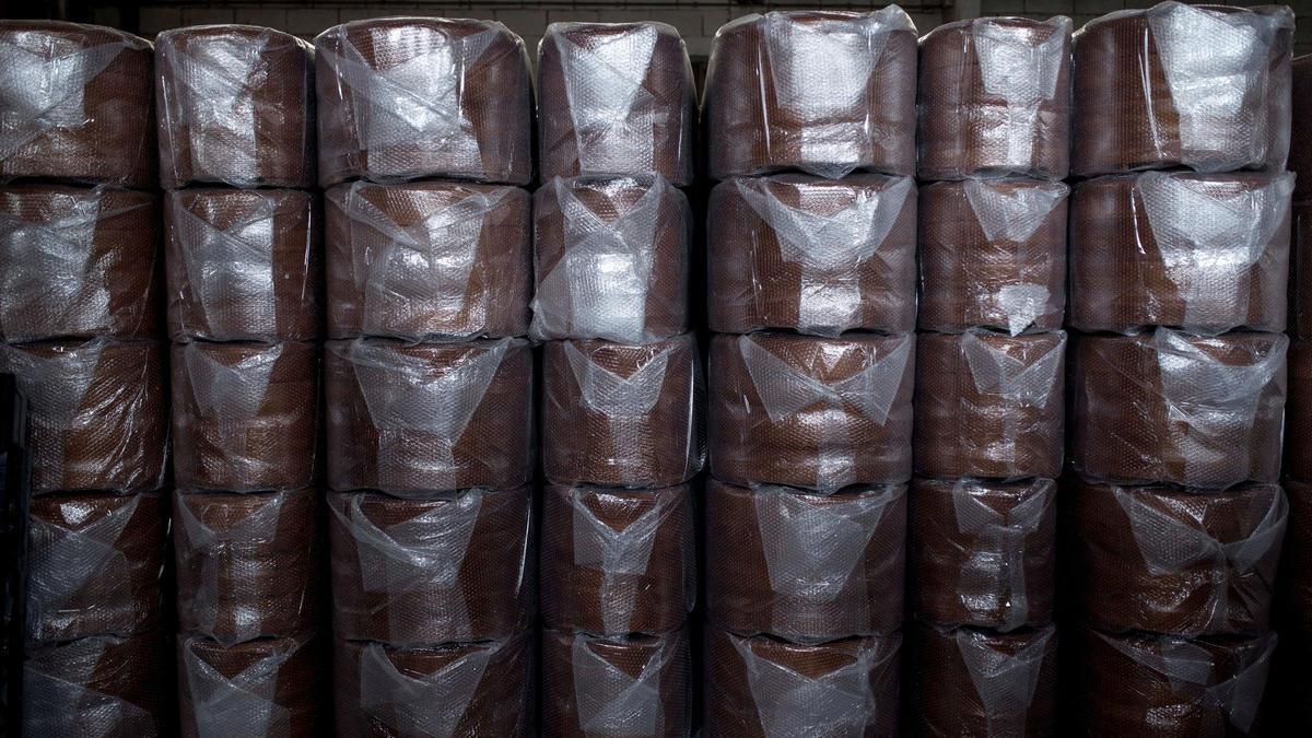 Ataúdes nuevos en una fábrica de Ourense.