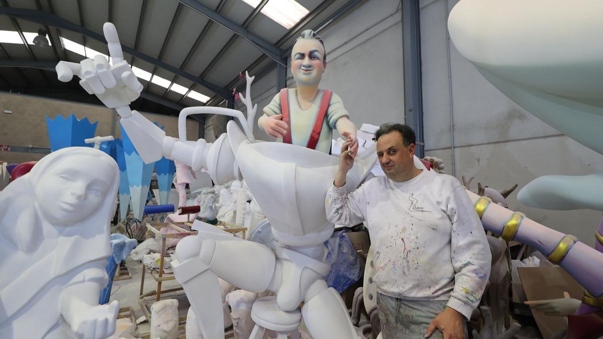 El maestro mayor Joaquín Rubio, junto a un ninot de sí mismo en su taller.