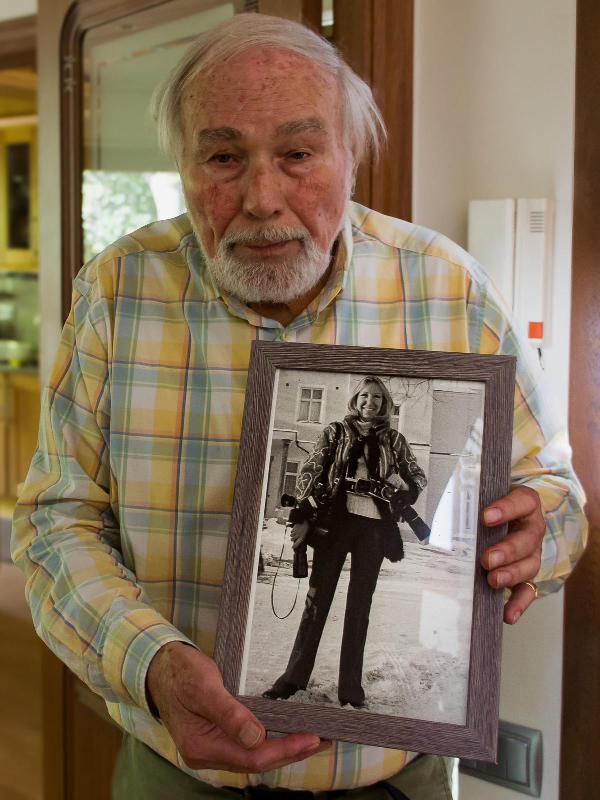 Jean Michel Bamberger muestra una foto de su viuda