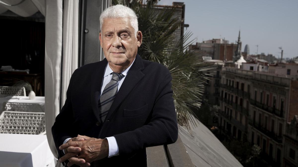 Jordi Clos, en la terraza del Hotel Claris, del que es propietario.