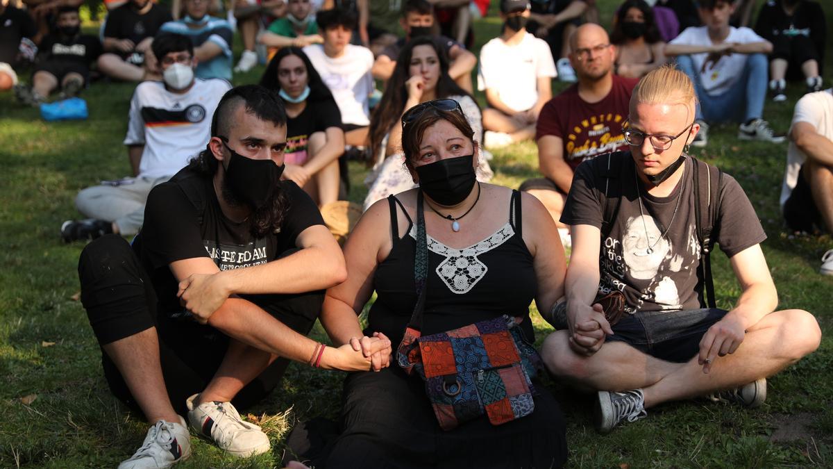 Archivo - Varias personas participan en un homenaje a Isaac, un joven asesinado el miércoles por la noche, en el Parque del Oeste