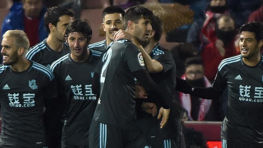 Los jugadores de la Real celebran el segundo gol.