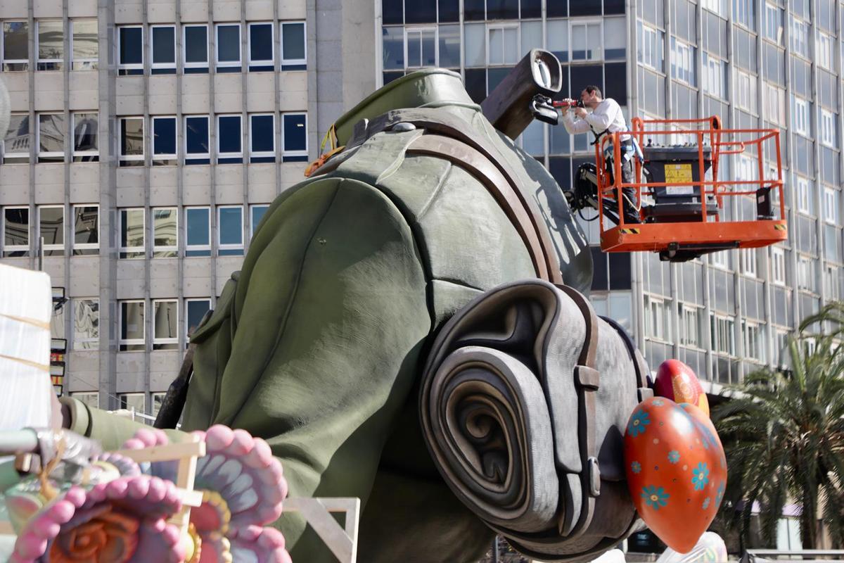 El corazón de las Fallas se levanta: avanza el montaje de la falla municipal de València El corazón de las Fallas se levanta: avanza el montaje de la falla municipal de València