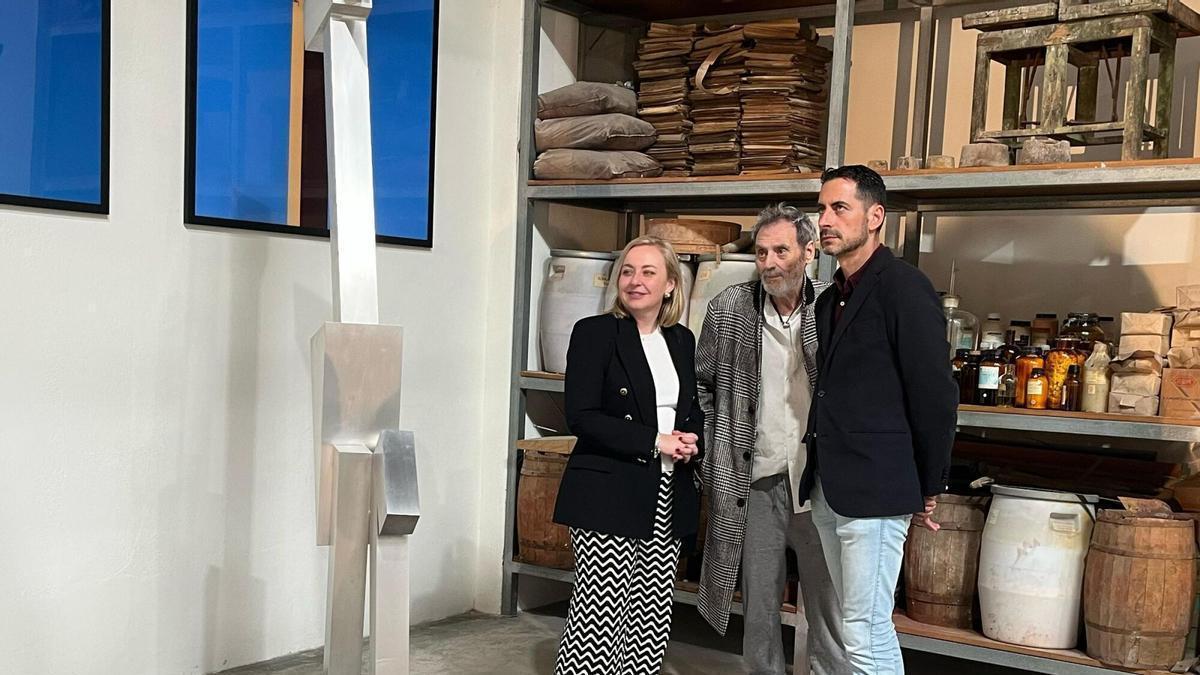 Natàlia Enguix y Carlos F. Bielsa, junto a Miquel Navarro.