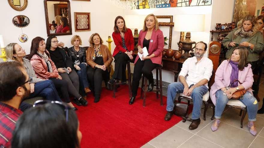 Muñoz, en el centro, y Levy, a su derecha, en un encuentro con mujeres en A Pedra.  // FdV