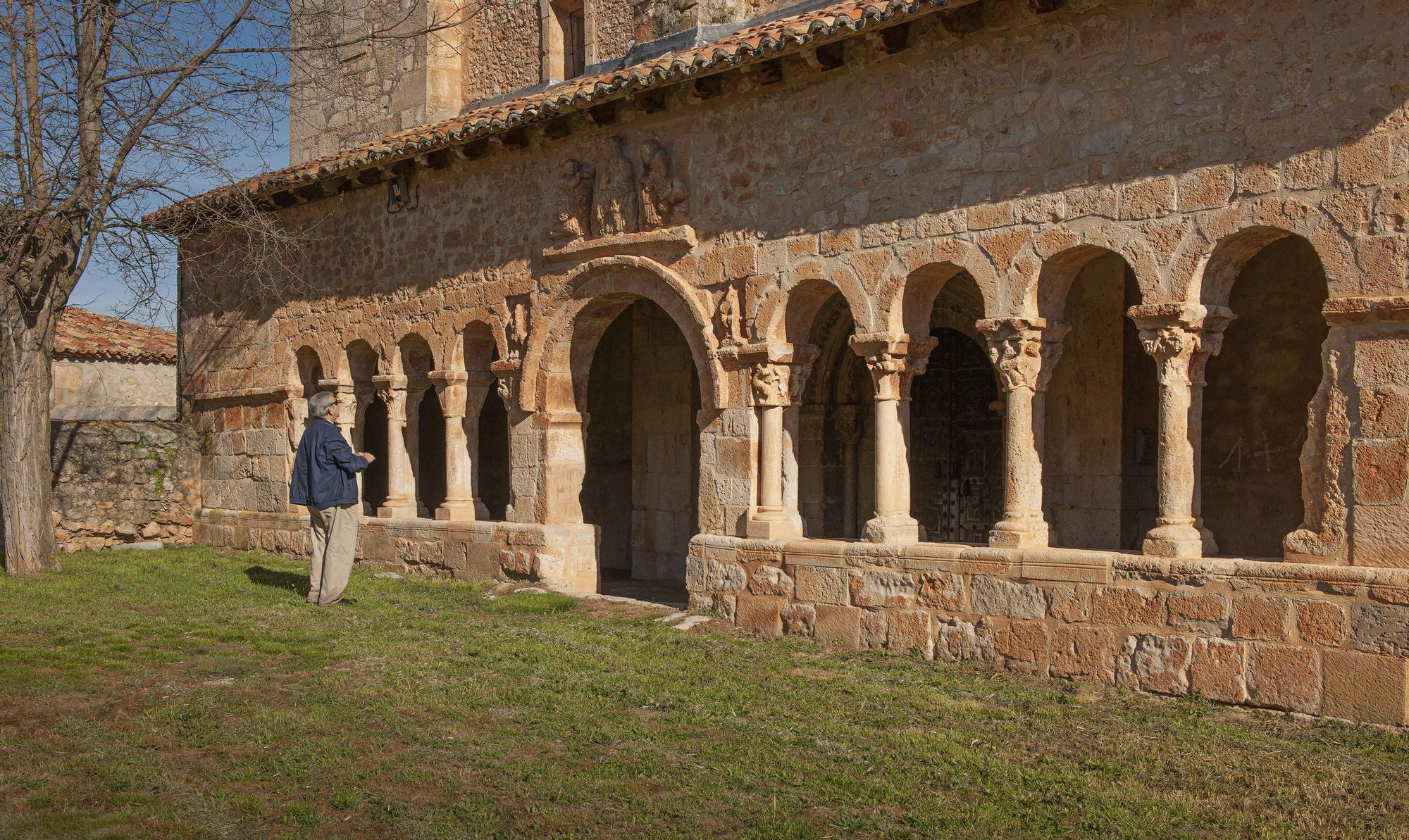 Vista del pórtico románico de la iglesia de la Asunción en Villasayas (Soria), una de los templos que contará con vigilancia.