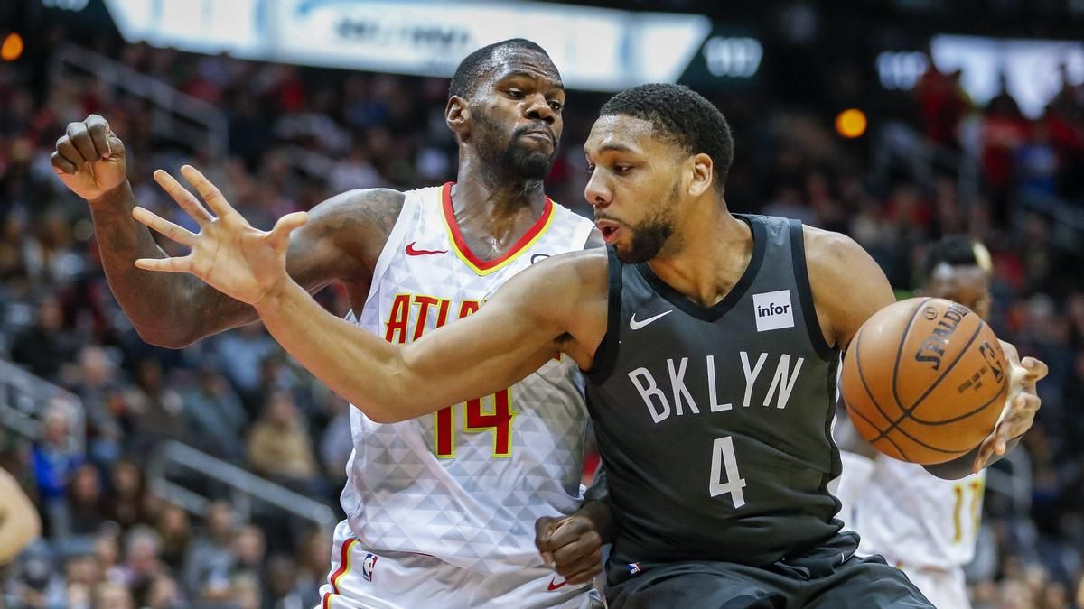 Okafor pugna con Dedmon durante su etapa en Brooklyn.