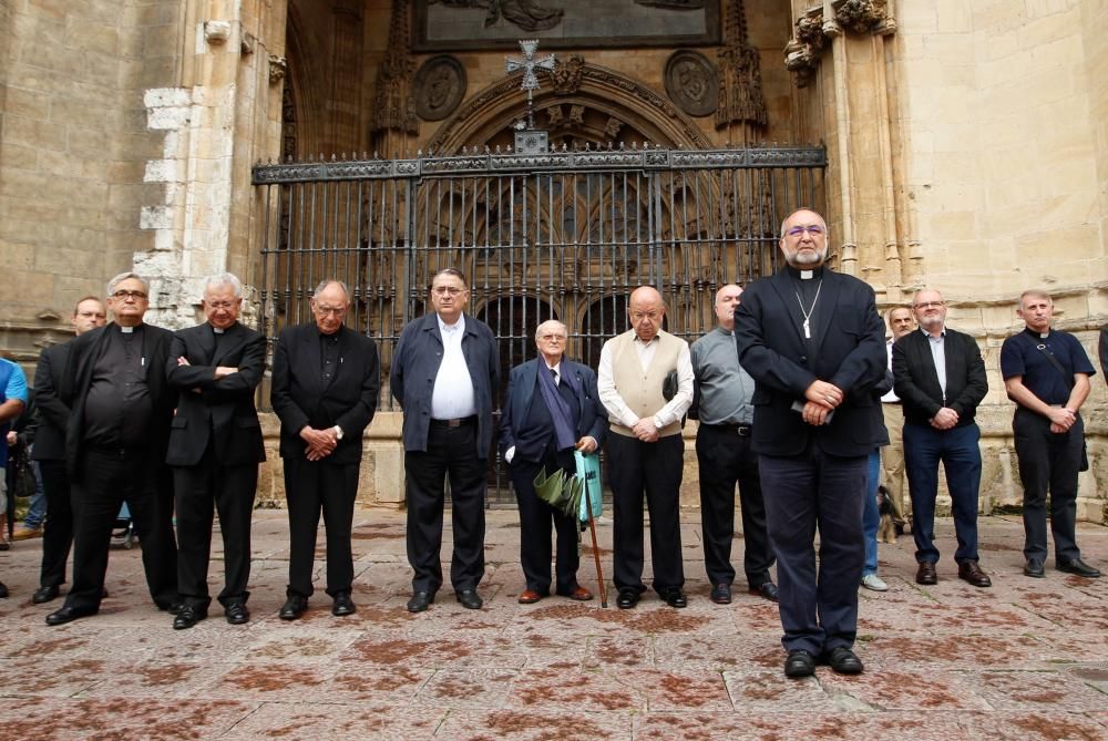 Oración ante la catedral de Oviedo por las víctimas del atentado de Barcelona