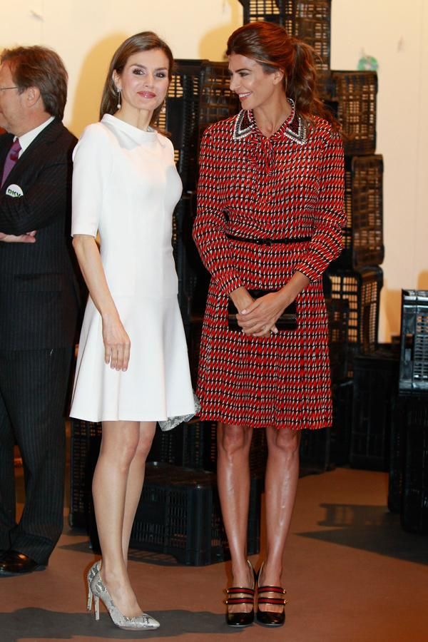 Inspiración bodas: Doña Letizia con vestido blanco corto