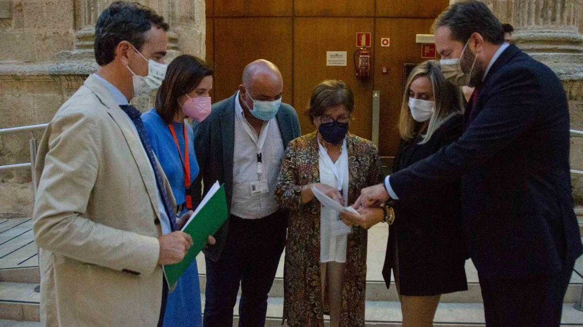 La alcaldesa de Villanueva de Córdoba, con la consejera y los representantes del PP en el Parlamento andaluz.