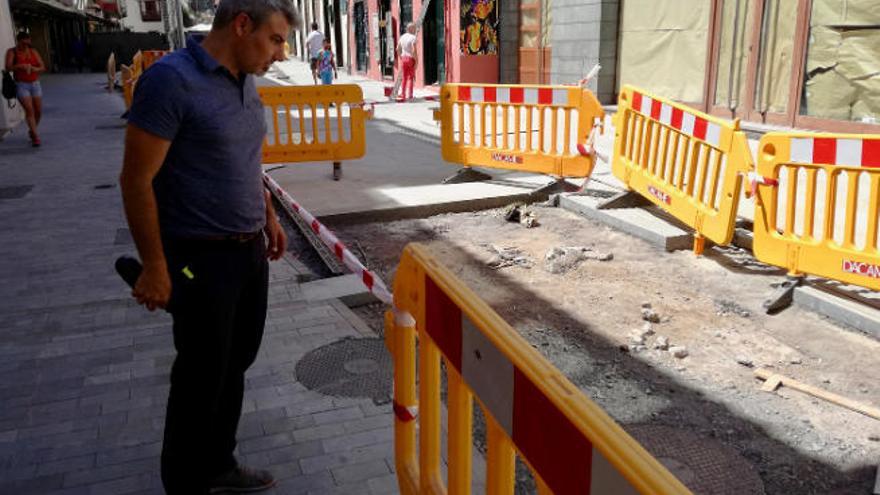 El edil David Hernández (ACP) en una visita a la obra de la calle San Juan.