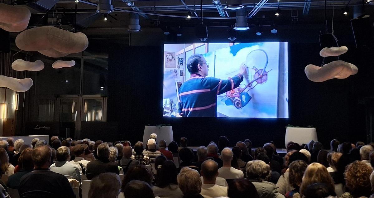 La proyección del documental en la repleta sala l'Androna