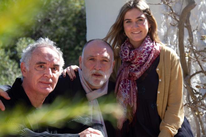 José Andrés junto con su hija y Ferrá Adriá