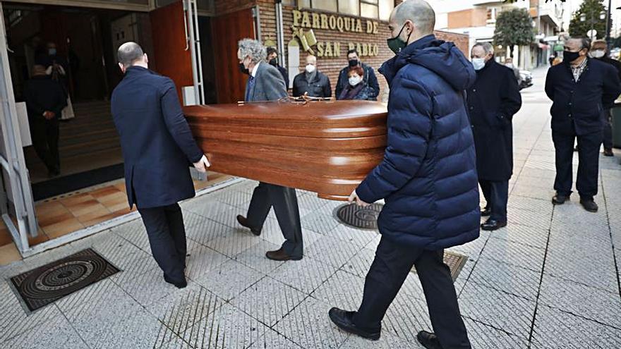 Los restos del atleta, ayer antes del funeral