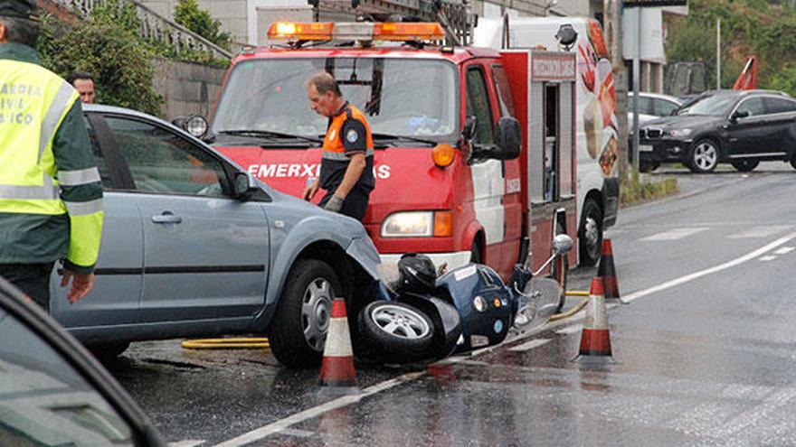 Un motorista de Vigo, herido en una colisión en el cruce de Herbello