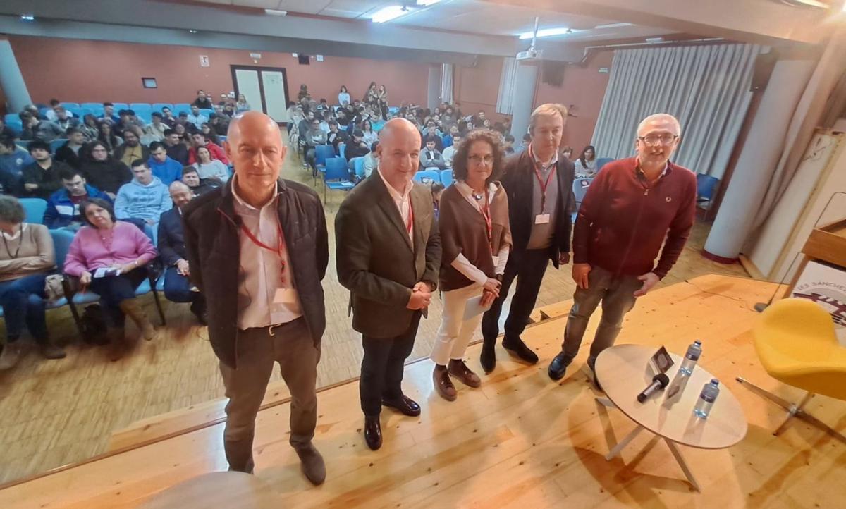 Por la izquierda, Luis Vigil, Rubén Castro, Teresa Alonso, Íñigo Bellido y José Antonio Vega (moderador), en el IES Sánchez Lastra. | D. M.