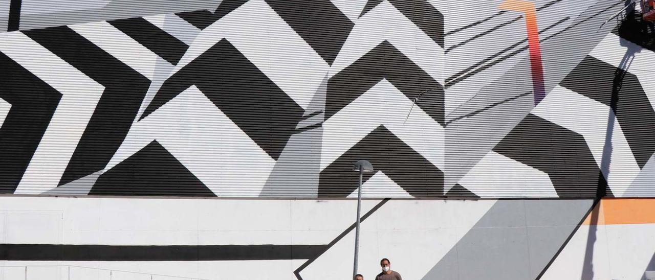 Los concejales de Deportes y Juventud junto al mural de Rubén Viard. | LEVANTE-EMV